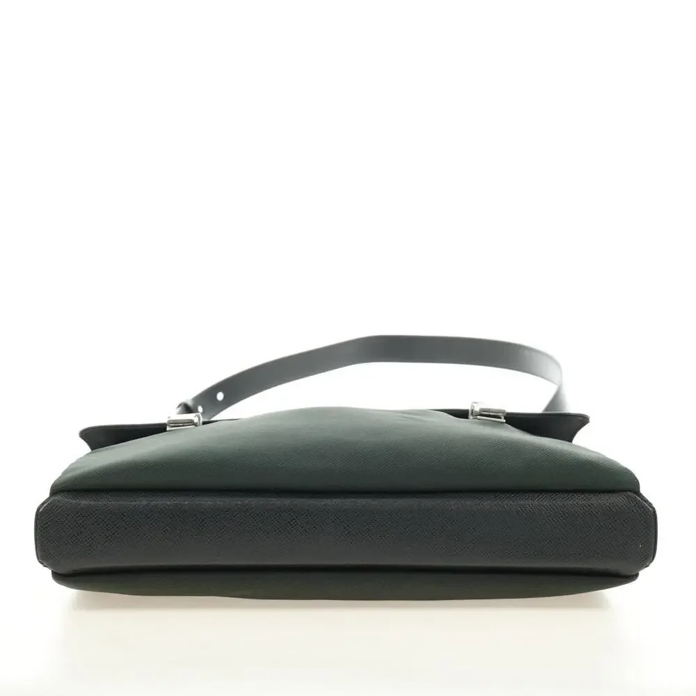 Louis Vuitton Taiga Saratov GM Shoulder Bag Black
